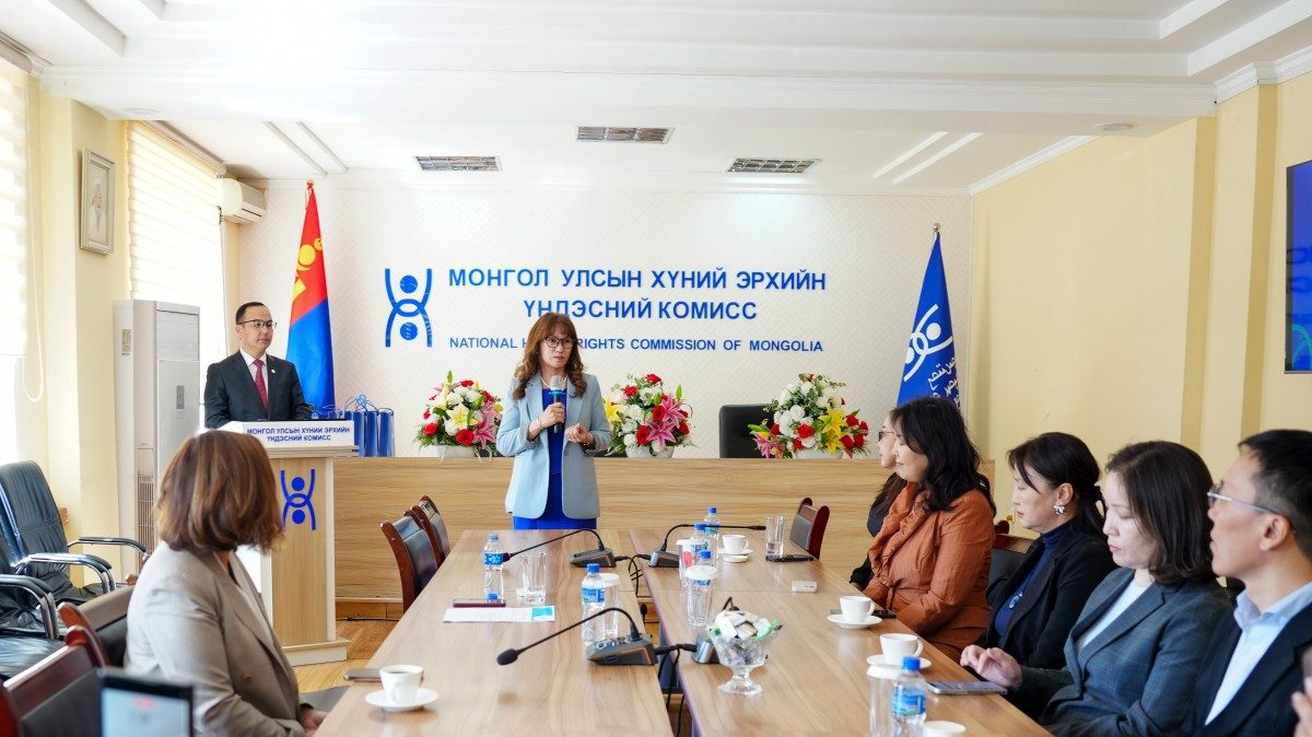 Хүний эрхийг хангах, хамгаалах үйлсэд хувь нэмэр оруулсан нэр бүхий сэтгүүлчид, иргэний нийгмийн төлөөллийг "Хүний эрхийн төлөө хүндэт" тэмдэгээр шагналаа